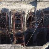 E al centro si apre il cortile interno, da cui si sviluppa il loggiato a pi� ordini che racchiude la monumentale scala settecentesca che dal piano terra raggiunge il terrazzo